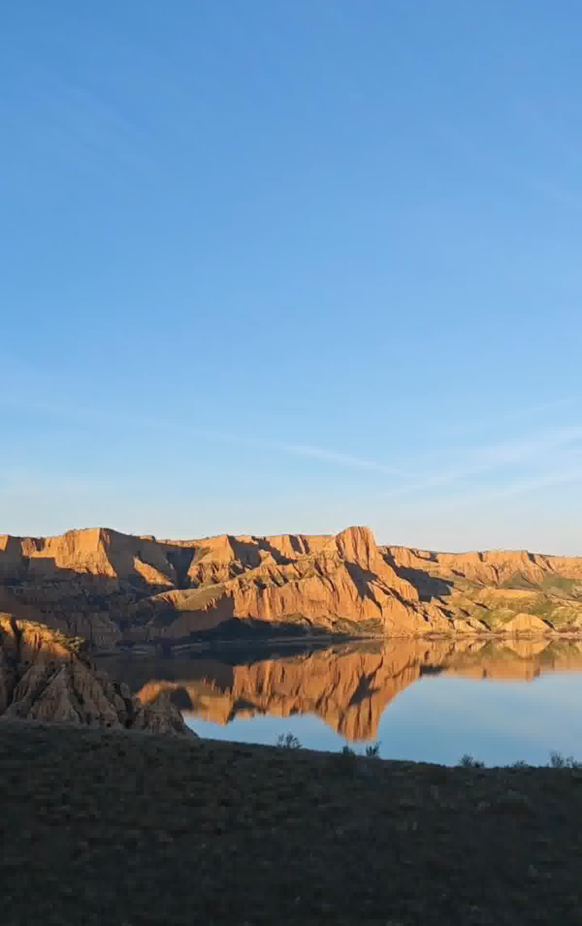 Las Barrancas de Burujón reflejadas en el embalse de Castrejón