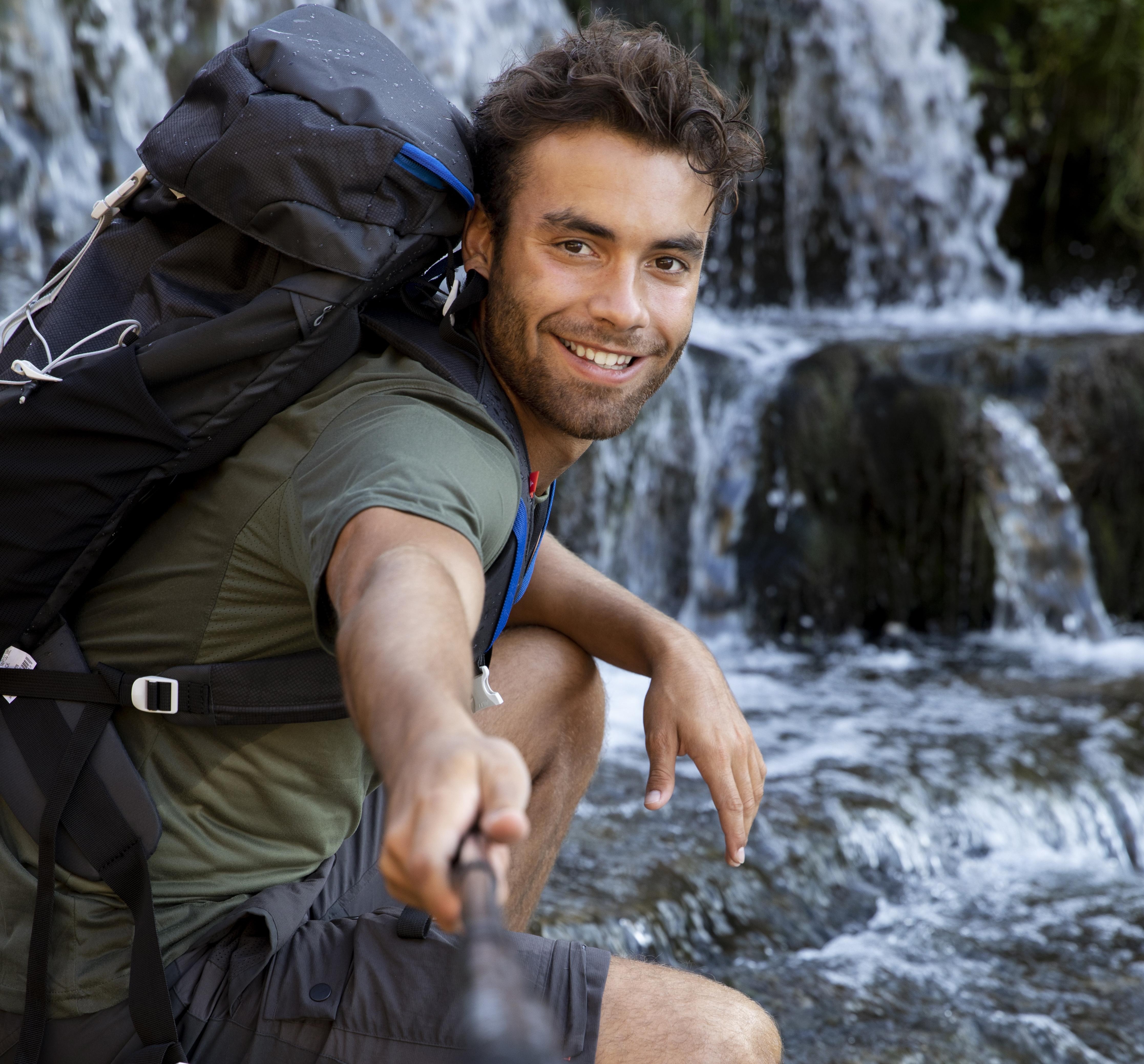 Senderista en los Picos de Europa con vistas panorámicas