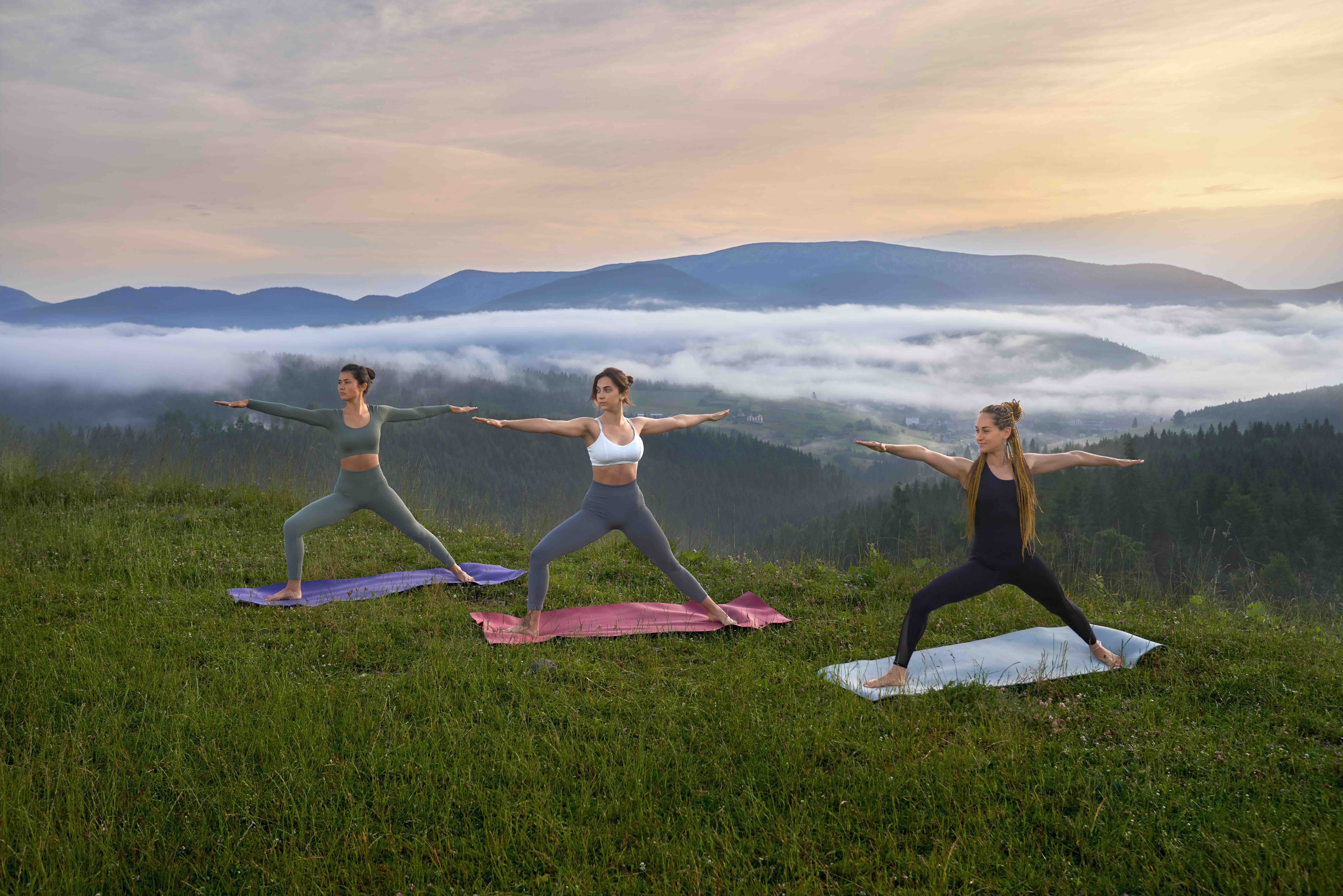 Sesión de yoga en el claro del bosque